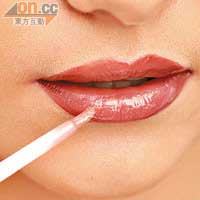 Step 7<BR>在雙唇搽上啡紅色唇膏，再塗搽多層橙色唇彩。
