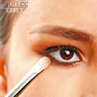 Step 5<BR>從下眼線的頭1/3起，掃上一條柔身的啡色眼線，眼尾應微微向上翹。