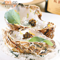 Baie de l'enfer Oysters, Tangerine Granite and Ginger<BR>生蠔裏拌入碎冰與香料，帶來入口時的點點刺激感覺，伴隨Krug Grande Cuvee的氣泡，像放煙火般為盛宴揭開燦爛序幕。