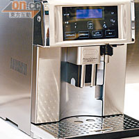 這款機身細小的咖啡機，屬全自動操作，兼有磨咖啡豆功能，更可以沖調不同味道咖啡，配合Touch Screen設計，絕對稱得上User-friendly！$21,888（a）