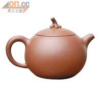 紫沙茶壺以多籽的南瓜作造型，寓意「多子」，可謂實用與意頭兼備。$1,200