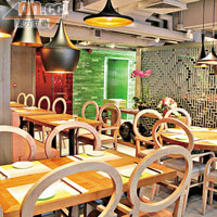 客家爺爺的銅鑼灣分店，裝修帶有傳統客家風味，以青綠色、灰色和紅色為主調，環境舒適寬敞。