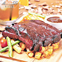 Hickory Smoked Baby Back Ribs $188<br>使用美國南部的傳統煙熏手法烹煮鮮嫩的小豬排骨，肉汁盡被鎖在肉排之內，而肉汁亦吸收了煙木的淡淡胡桃木香。