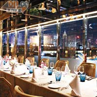 餐廳設計花盡心思，環境高貴之餘，落地玻璃更可飽覽維港景。