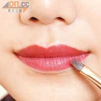 Steps 7<BR>用紅色唇膏打底，最後多塗一層紅色唇彩，增加立體和光澤感。