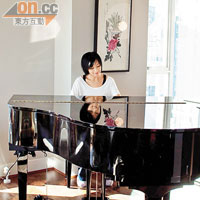 愛琴如命的李美鳳，在台灣的家不但置了鋼琴，連加拿大的新屋也有，可隨時一過彈琴癮。
