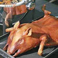 乳豬以鹽醃香後，加入香茅及薑等香料烤製而成。餐廳採用約3至5公斤重的乳豬，外皮薄脆而肉質嫩滑，美味非常，很快便一掃而空。