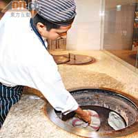 烤爐專門炮製Tandoori、Nann Bread及Roti，由於熱力高達攝氏250度，話咁快就有好嘢食！
