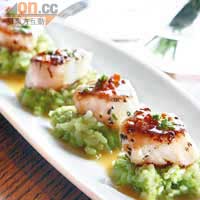 Seared Scallops $160<BR>略煎的北海道帶子爽甜，還在面層撒了脆火腿碎，墊底則有薄荷青豆Risotto，每一口都味道豐富。