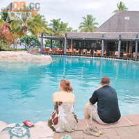 雖然沙灘就喺隔籬，但酒店內依然設有寬大的泳池供戲水之用。