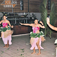 Bula Talei舞蹈隊在餐廳表演舞蹈，惹來住客駐足欣賞。