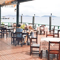 海景是酒店的賣點，向海的餐廳設有多個露天座位，讓你享受悠閒。
