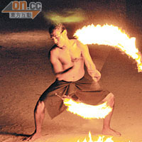 以斐濟土著戰士造型進行的火把表演，是酒店安排的表演之一。