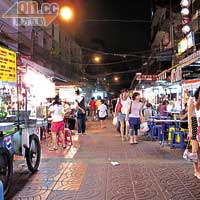 賣粿汁粉的街口兩旁都是熟食大牌檔，有很多消夜選擇。