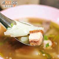 煙韌的燒肉豬雜粿汁粉，配上辛辣胡椒湯，一個人都可以食到兩碗，30 Baht（約HK$7.5）。