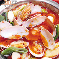 辣酒花蛤湯 $28<br>以辣酒煮花螺的方法炮製，用新鮮活花蛤取代花螺，令湯底更鮮甜，入口有淡淡酒香，味道偏辣。