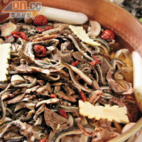 羊剁碎鍋 $188<br>北京人最愛的火鍋湯底之一，以羊骨熬製湯底，加入羊心、肝、腸、肚等內臟同煲，羊味極度濃郁羶香。