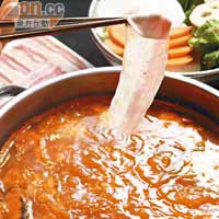 韓國泡菜湯  $120<br>百搭湯底，海鮮、肉類皆宜，泡菜跟辣椒醬及豬骨湯混為一體，最愛隨湯鍋附上的潮式鹽醃五花腩，鹹鹹哋幾好食。