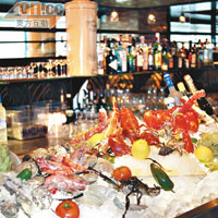 長4米的餐枱上設有Raw Bar，每天由總廚Rene Michelena負責選出當天最優質的海鮮供應予食客。