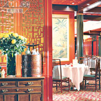 由紅色及帝皇金色傳統仿宋雕刻、水墨畫圍繞四周的香宮中菜廳，營造高貴典雅的用餐環境。