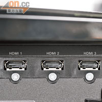 由於不支援3D顯示，故3組HDMI輸入插口均是1.3版本。