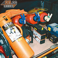 Passat Variant R36可存放大量救援工具，確保賽道上的安全。