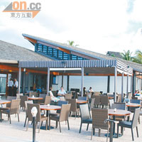 毗鄰沙灘的Nautilus Restaurant and Bar，可一邊歎自助餐一邊欣賞優美海景。