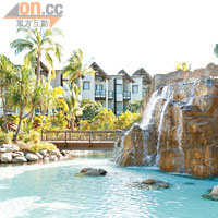 酒店內設有高近5米的人造瀑布，帶來了不一樣的景觀。