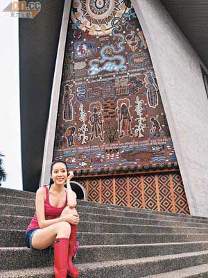 國會大樓是PNG的國家地標，建於1984年，其高達24米的壁畫，更是遊人的矚目焦點。