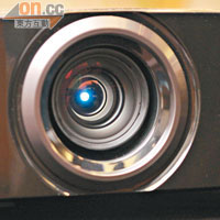鏡頭在最短3.01米距離投影100吋屏幕，同時支援2倍電動變焦及自動防塵蓋。