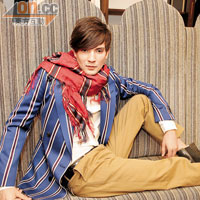 Dries Van Noten白色top	$3,900<br>Striped jacket	$11,200<br>Trousers	$4,500<br>Scarf	$1,900