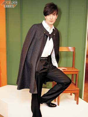 John Galliano白色shirt	$4,800<br>深灰色cape	$11,500<br>Trousers	$6,400<br>Shoes	未定價