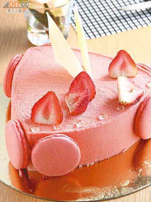 草莓芝士蛋糕 $230<br>粉紅色心形Whole Cake充滿少女味，以士多啤梨慕絲和焦糖杏仁為主，中間夾一層南瓜籽，脆脆哋，令蛋糕變得有嚼勁。