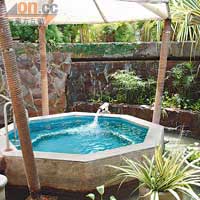 特設戶外冷熱水池的Warwick Fiji Spa，讓你有不一樣的浸泡享受。