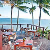 依海而建的Sundowner Bar and Restaurant，設有露天雅座讓你望盡優美海景。