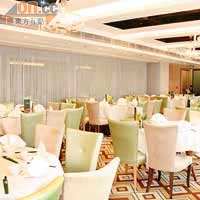 餐廳環境簡潔光鮮，雖是一般中式茶樓的設計，但在這環境下品嘗傳統菜式最為合襯。