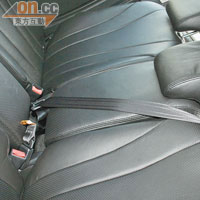 中排中央座椅也設有三點式安全帶，為乘客帶來充分的保障。