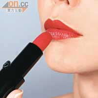 Step 5 均勻塗上唇膏，必要時可用遮瑕膏修飾唇形。