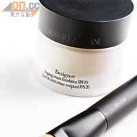 Designer Shaping Cream Foundation呈乳霜狀，輕盈的油分使底妝持久貼服，最適合冬日使用。 $420