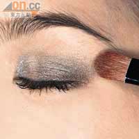 Step 1 整個眼窩塗上古銅色的眼影，雙眼皮位置塗上黑色眼影，兩色的接合處要Blend勻。