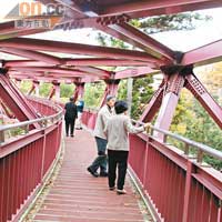 綾取橋設計呈S形，是遊人必到的三大名橋之一。