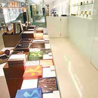 Gallery內展示了多款禮物盒，其中「金、木、水、火、土」5款朱古力禮盒是店內招牌貨。
