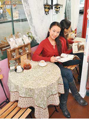 店內設有咖啡角，顧客可以品嘗Esther & Lee親手調配的香濃咖啡。
