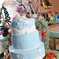 Snow  Flake  $340/磅（最少5磅起，2星期前預訂）<br>近年流行的立體造型蛋糕，猶如藝術品般精美，以藍白色調綴上「雪花」裝飾，洋溢冬日情懷，內裏的牛油蛋糕可選雲呢拿或朱古力口味。