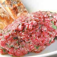 Prime Tenderloin Steak Tartar with Gruyere Cheese Toast $128<BR>只有高級餐廳才供應的菜式，此處做法獨特：將做他他的調味料打成汁醬，跟切得幼身的牛柳粒輕易「渾成一體」。