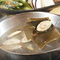 以昆布熬成的湯底乃傳統選擇，加入幾片淮山提升鮮味，也讓食客能試真食材質素。