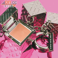 Burberry限量Beauty Lip Charm $790（f）<br>全港限量500件，以金屬Cubic的匙扣鏈作設計概念，雕刻着經典招牌的格仔圖案，立方體內附Nude Beige唇彩，扣於袋上方便隨時補妝。