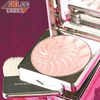 La Mer節日限量The Illuminating Powder $870（g）<br>含閃爍珍珠粉末，珍貴晶石粒子及原色粒子，有效提升肌膚的剔透感，粉餅壓印貝殼圖案，配合具海洋意象的銀色鏡盒，令人眼前一亮。