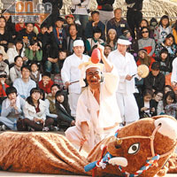河回別神假面舞表演，共分六場景，白丁（即屠夫）宰牛便是其中一場。