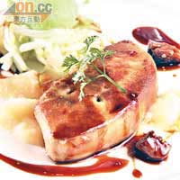 Foie Gras $198<BR>鵝肝甘香豐腴，為免感覺膩滯，愛創新的名廚便配以青蘋果冰，用上香檳、白酒、蘋果汁及蘋果製成，還有青蘋果醬及青蘋果絲，互相平衡味道。